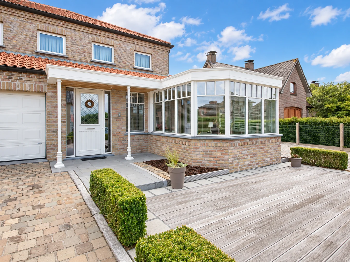 Bakstenen woning met landelijke veranda-uitbreiding