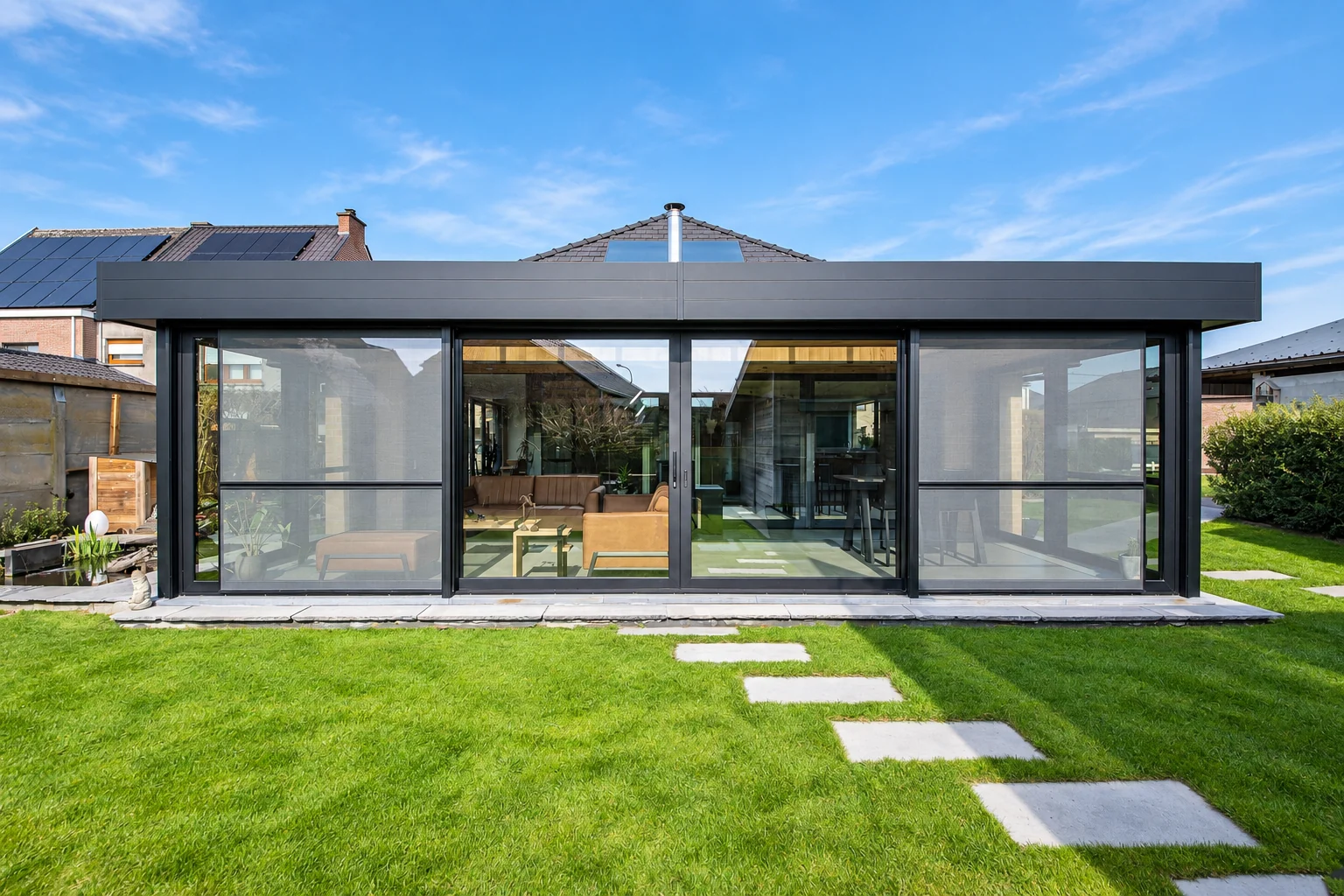 Lichte woonuitbreiding met veel glas en zicht op de tuin