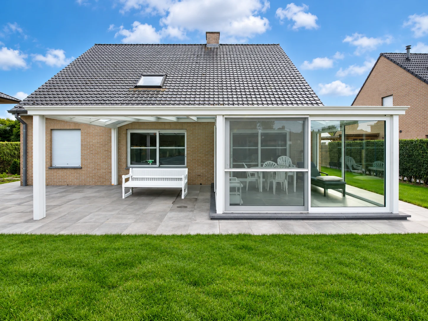 Glazen veranda met sterk contact tussen woning en tuin